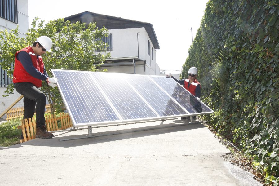 Instalador realizando mantenimiento en paneles solares