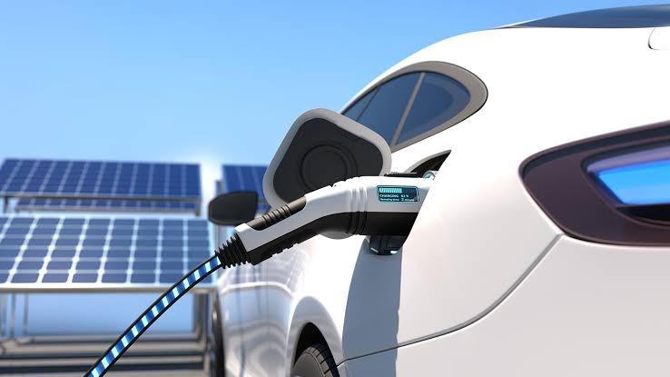 Auto eléctrico cargando en casa con energía solar